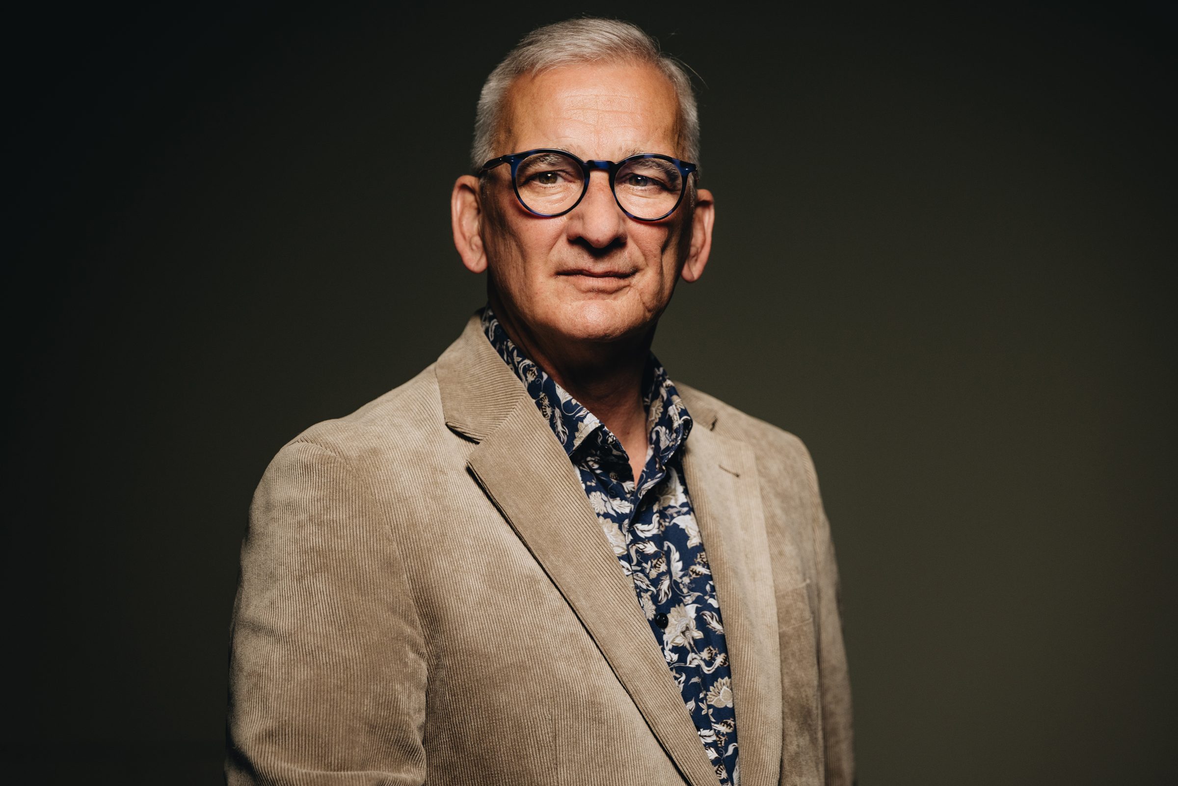 Portrait von Patrick Kukuck im hellen Cordsakko