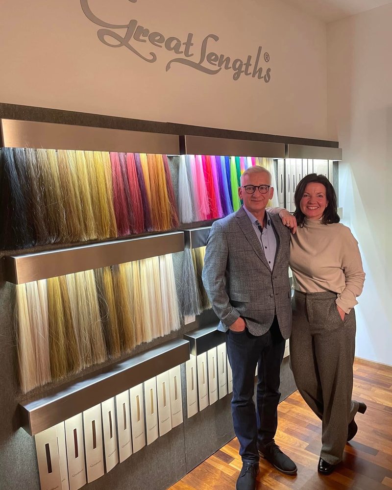 Patrick Kukuck im Salon vor der Great-Lengths-Farbwand