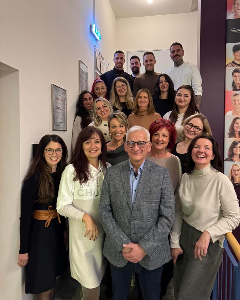 Patrick Kukuck mit einem Salonteam