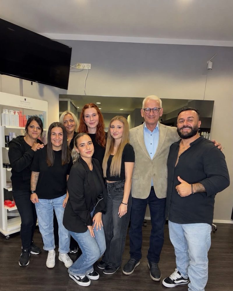 Patrick Kukuck mit einem Salonteam