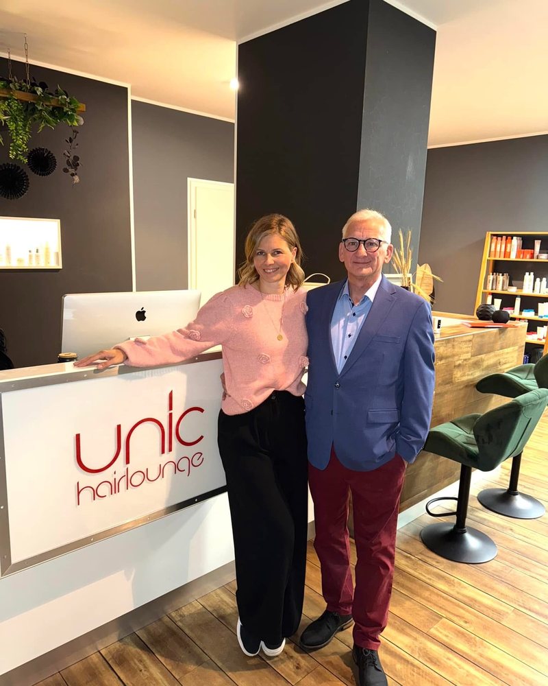 Patrick Kukuck mit der Inhaberin der UNIC Hairlounge am Empfang