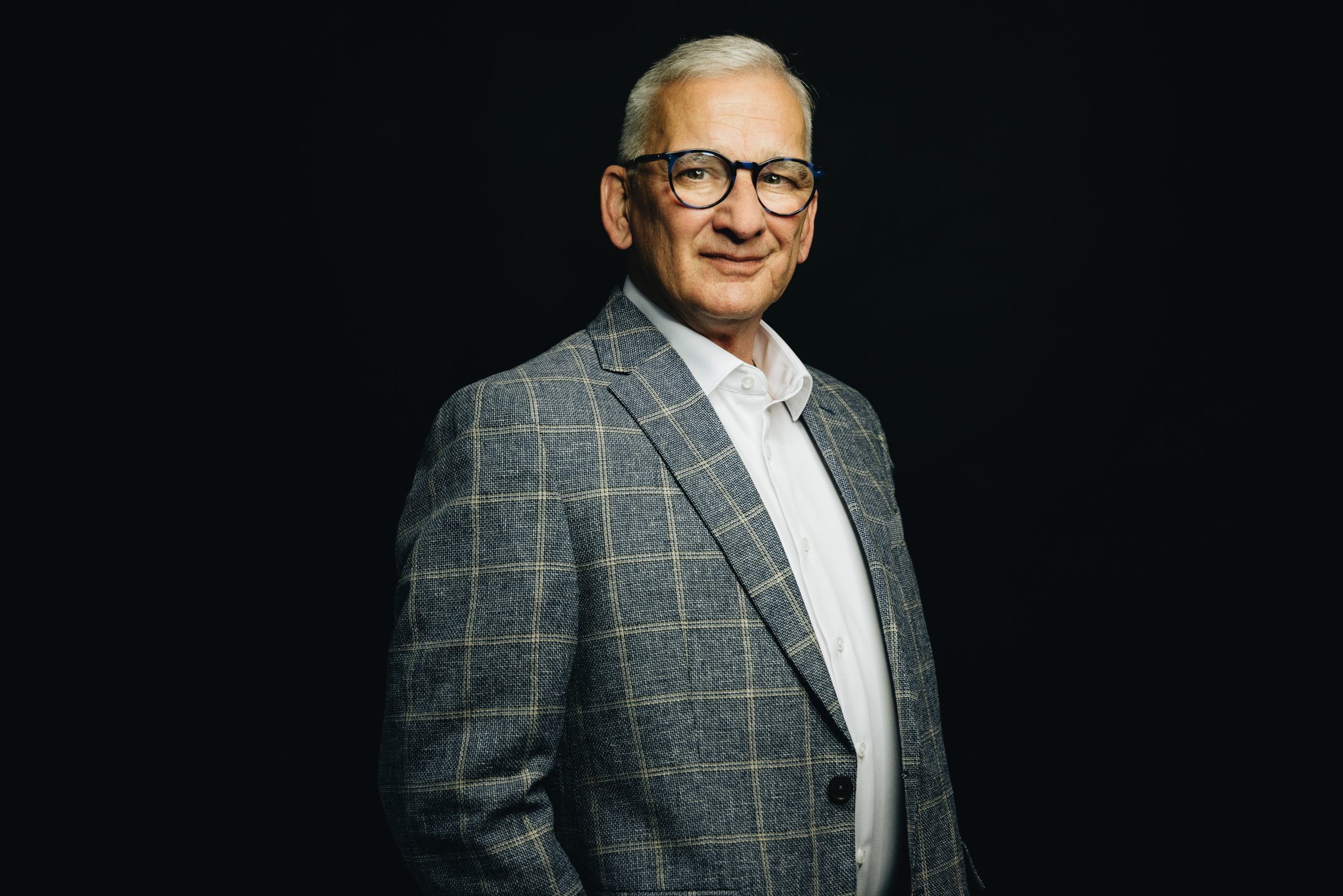 Patrick Kukuck im karierten Sakko